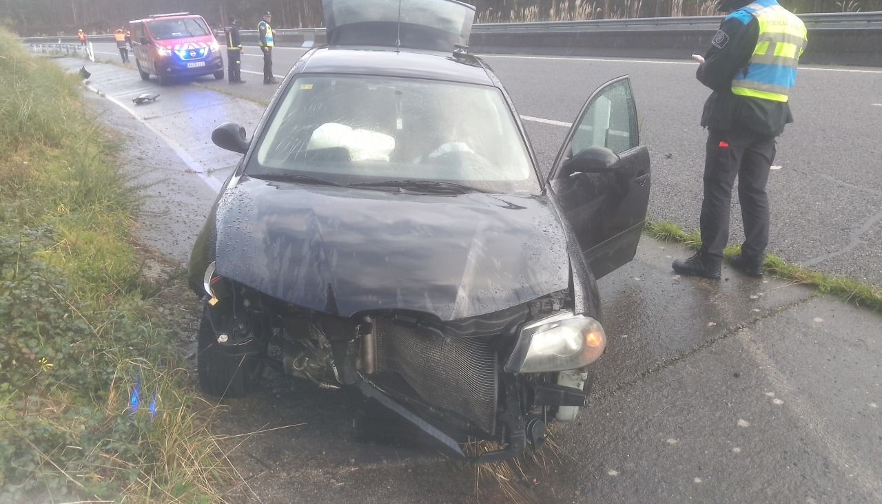 La Policía Local ribeirense recabó datos del accidente de tráfico en el que un Seat Ibiza se salió de la vía y sufrió daños en su parte frontal y la rueda delantera izquierda