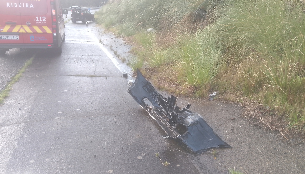 El Seat Ibiza fue perdiendo algunas de sus piezas por la calzada tras el impacto contra la mediana de hormigón de la AG-11 a su paso por Palmeira