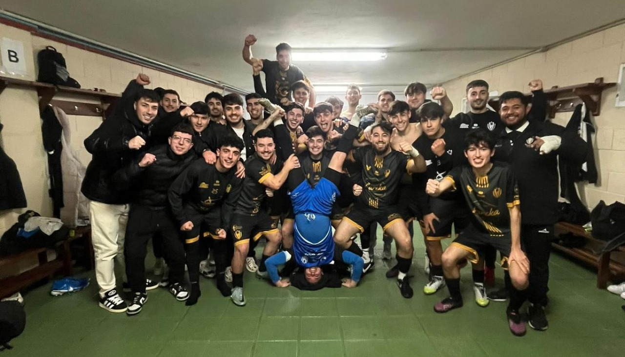 Los jugadores del Sisán celebrando el pase de ronda