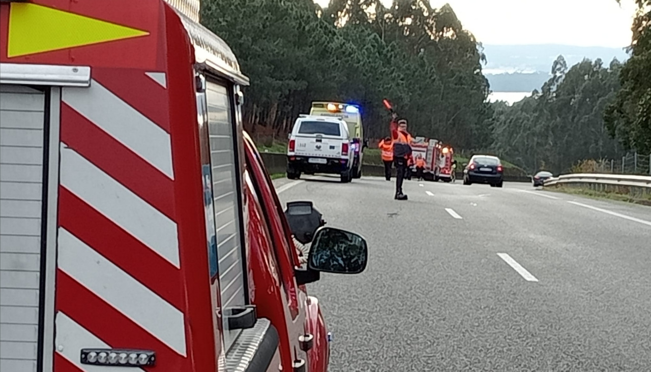 La agrupación de voluntarios de Protección Civil dirigió el tráfico hasta que se procedió a la retirada del vehículo siniestrado