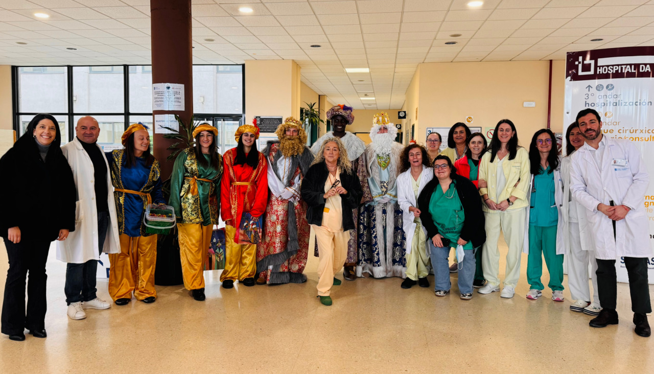 El periplo de los Reyes Magos por Ribeira incluyó una parada en el Hospital do Barbanza en donde se inmortalizó ese momento con una fotografía junto a su equipo directivo y profesionales