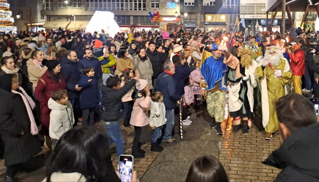 Una multitud recibió a Sus Majestades de Oriente a su llegada a la Praza de Galicia en la villa boirense