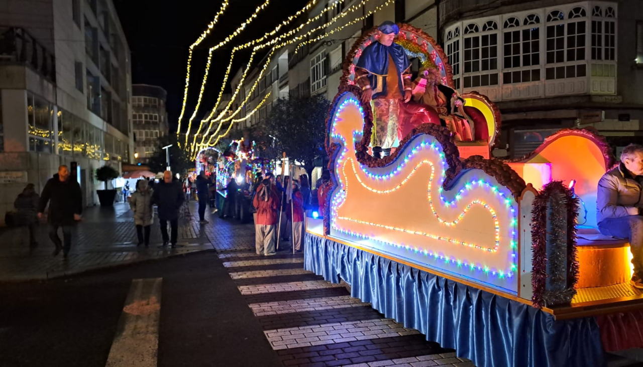 La Cabalgata de Reyes de Boiro estuvo compuesta por un total de ocho carrozas