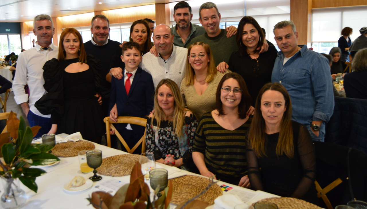 El presidente del Cidade de Ribeira, Miguel González,en el centro de la imagen en la que aparecen directivos y familiares, destacó que el evento estuvo muy animado