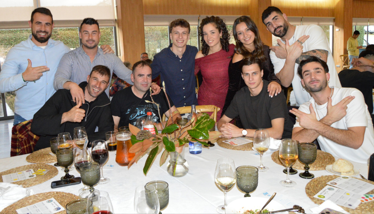 Jugadores de la primera plantilla del Cidade de Ribeira CF asistieron a la comida navideña del club en el salón de eventos Baiuca