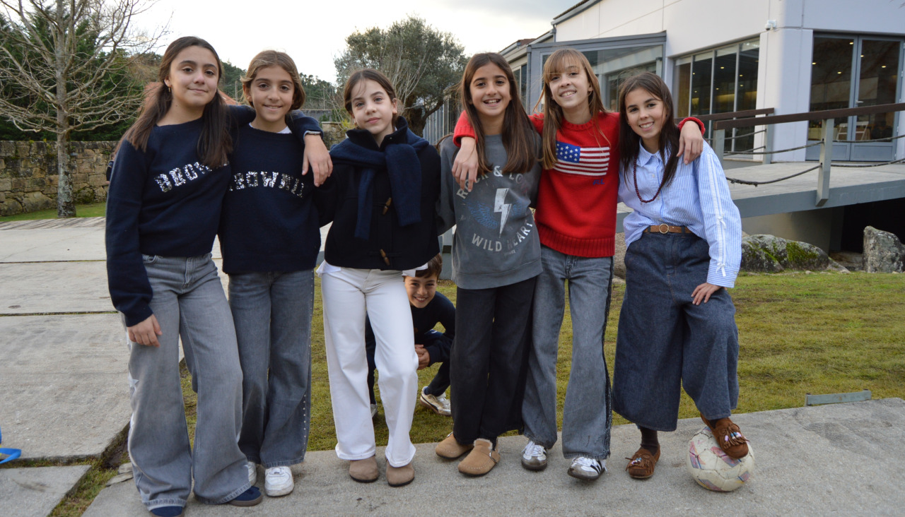 La fiesta del Cidade de Ribeira CF contó también con la participación de un grupo de niñas, que posaron para inmortalizar el momento