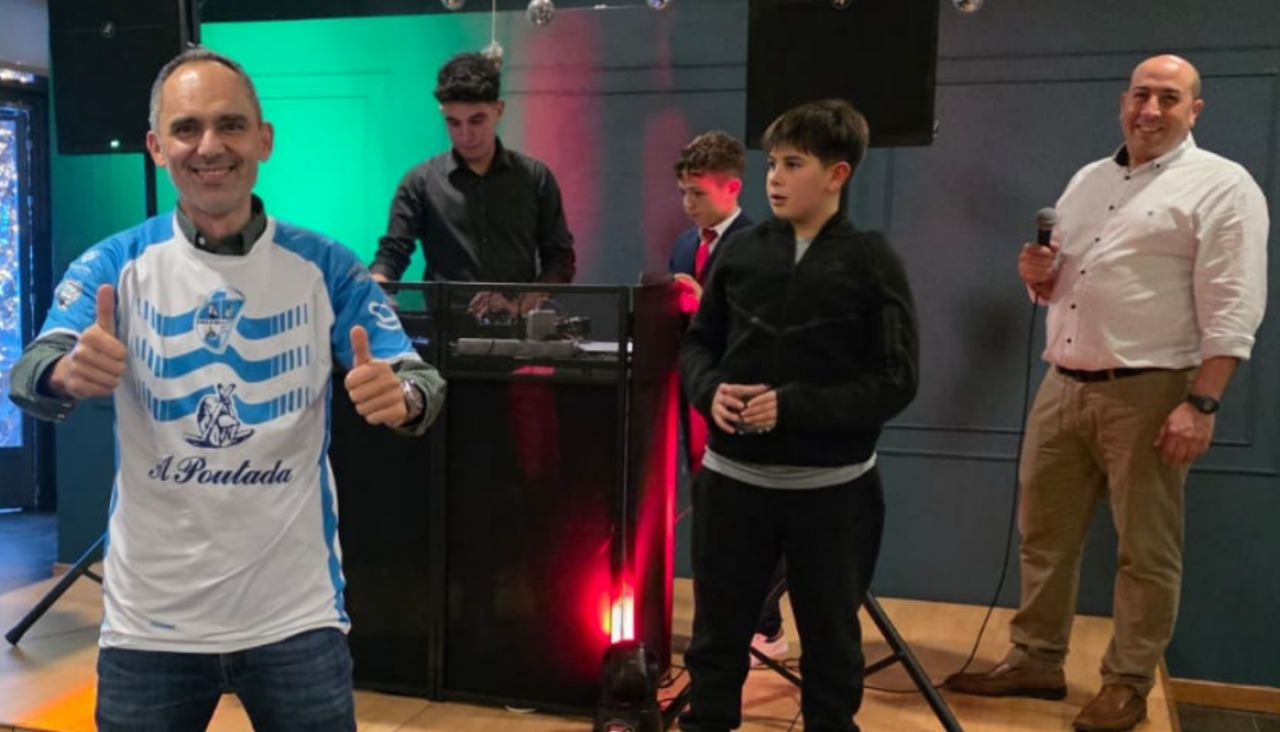 Alberto Fernández, padre de Carlos, jugador del Cidade de Ribeira en categoría infantil, fue el ganador de la camisera del primer equipo al ganar el bingo musical