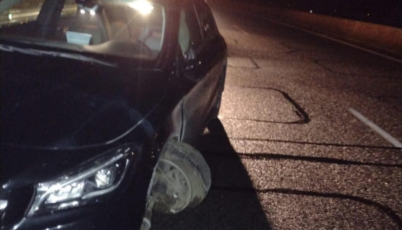 El coche accidentado sufrió daños, principalmente, en su rueda delantera izquierda tras salirse de la vía en la AG-11, a su paso por Taragoña