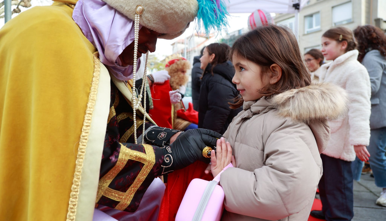 Los Reyes Magos desembarcaron en la Praza da Liberdade de Carril en sus coches descapotables