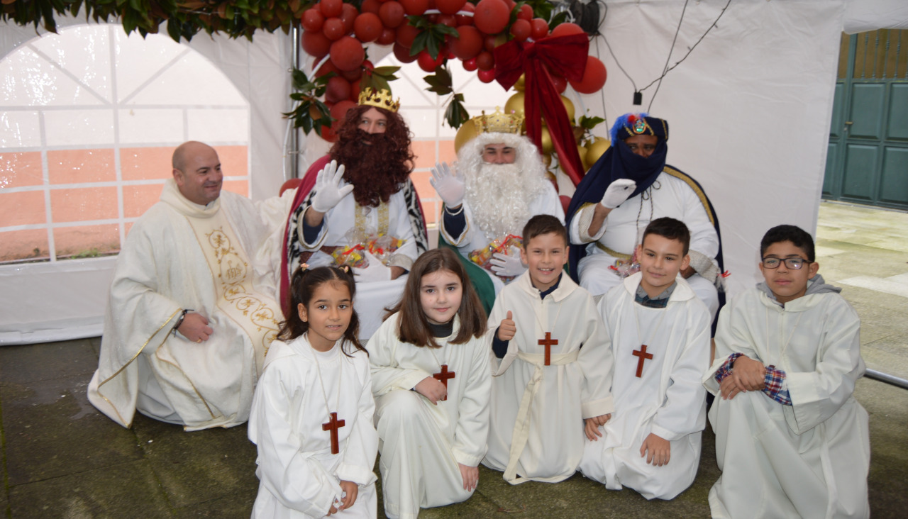 Los monaguillos y el párroco Alfonso Mera quisieron inmortalizar en una fotografía el encuentro con los Reyes Magos