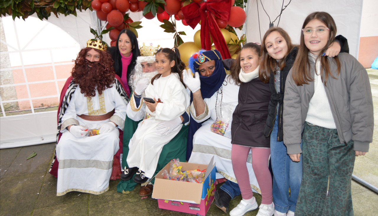 Melchor, Gaspar y Baltasar se dejaron fotografiar junto a los ribeirenses de más cortas edades