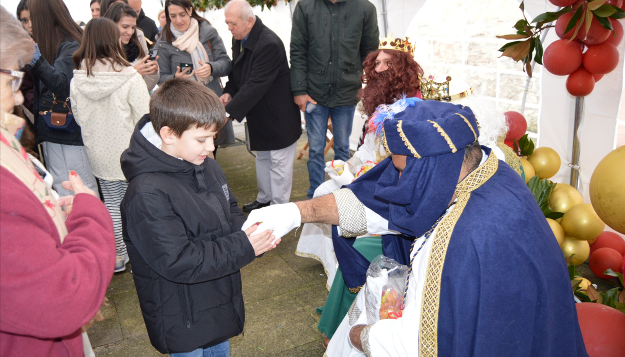 Sus Majestades de Oriente entregaron caramelos y otras chucherías a los asistentes