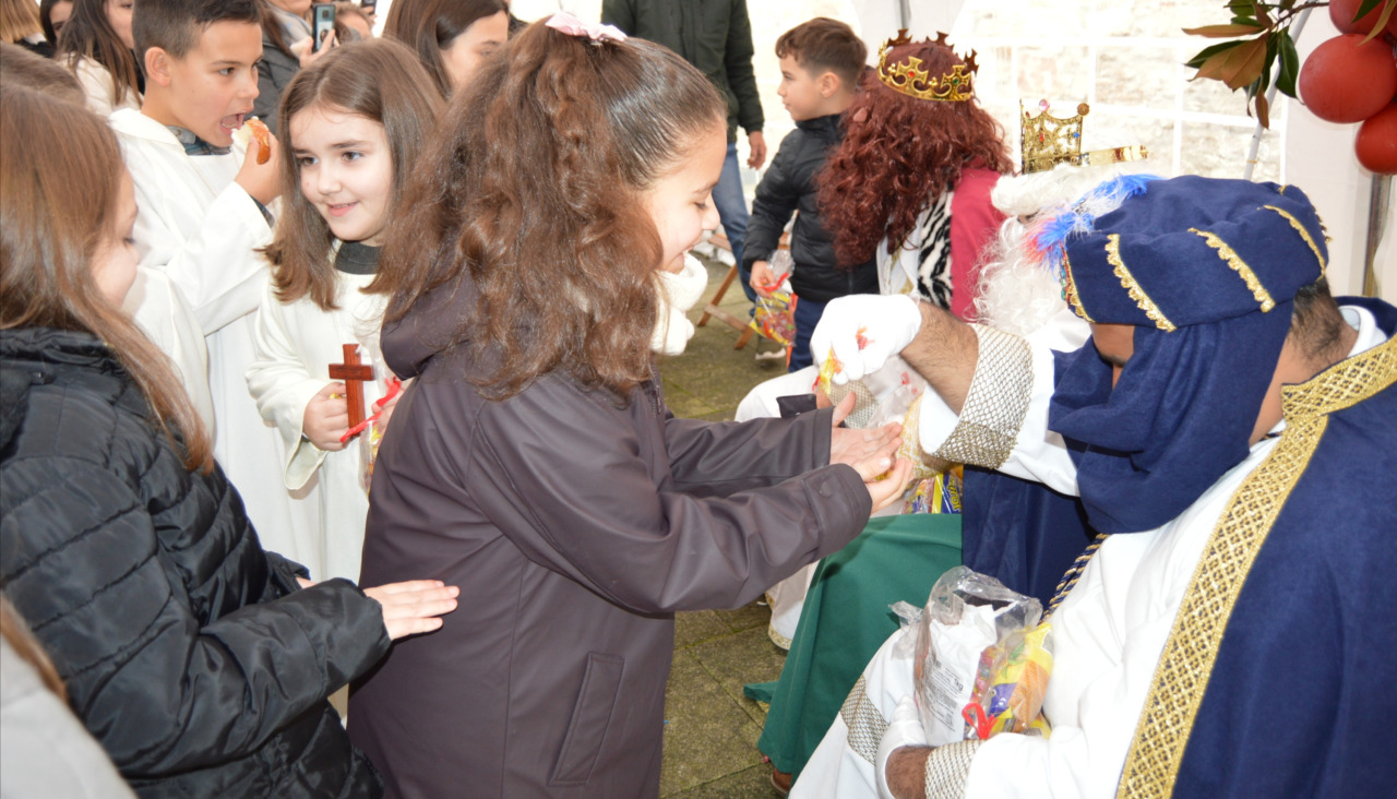 Sus Majestades de Oriente entregaron caramelos y otras chucherías a los asistentes
