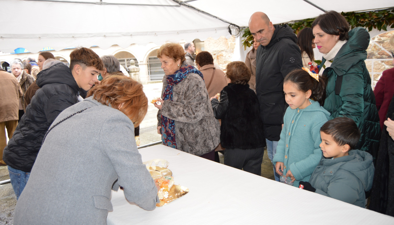 Tras la eucaristía, la parroquia repartió roscones entre los asistentes con motivo de la visita de los Reyes Magos