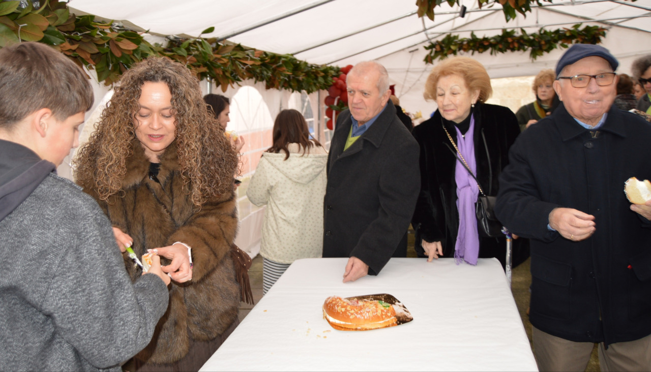 Tras la eucaristía, la parroquia repartió roscones entre los asistentes con motivo de la visita de los Reyes Magos