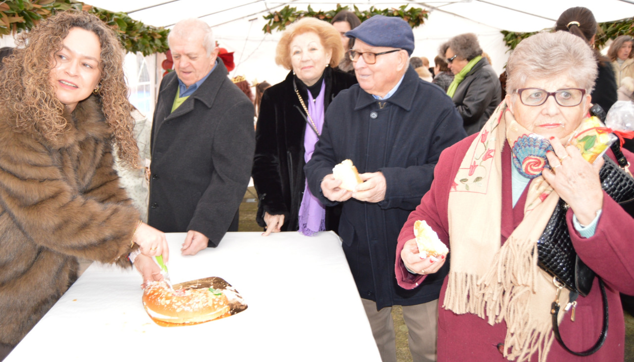 Tras la eucaristía, la parroquia repartió roscones entre los asistentes con motivo de la visita de los Reyes Magos