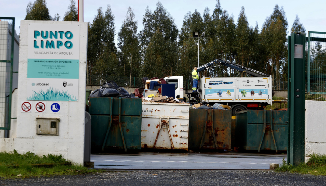 Operarios trabajando en el punto limpio fijo de Vilagarcía de Arousa