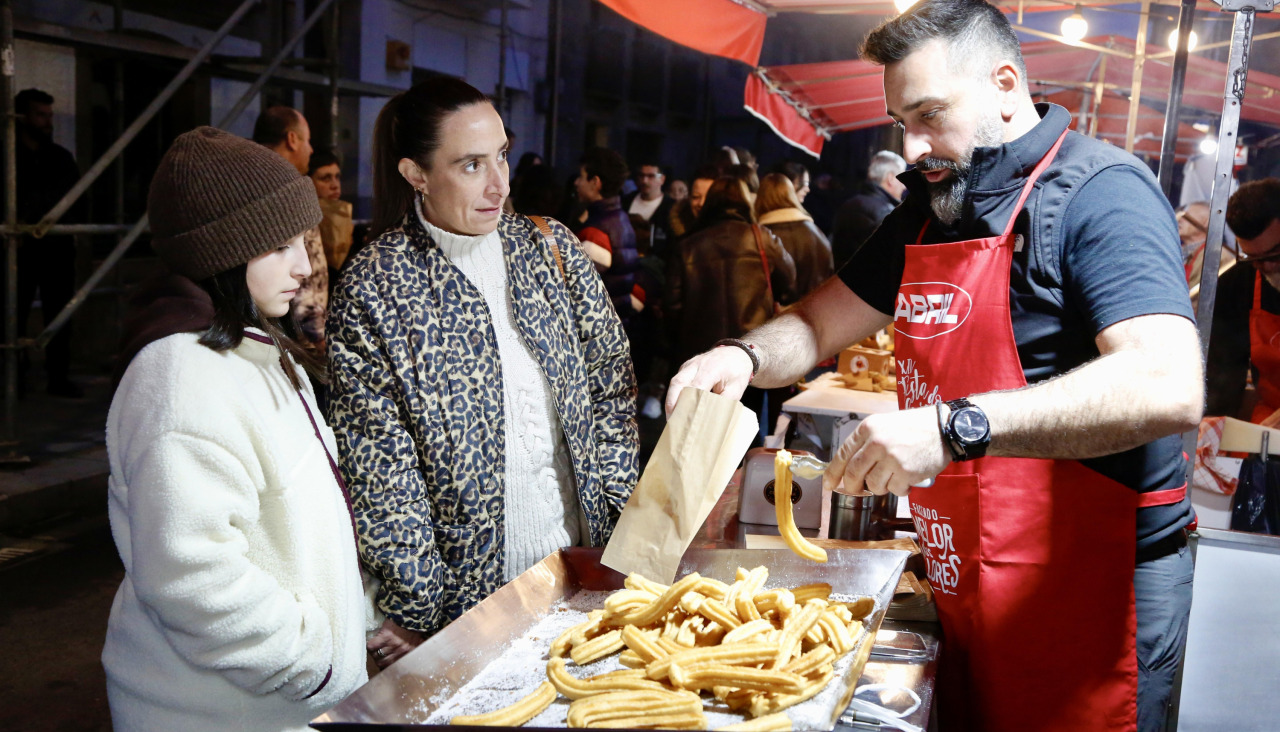 Las once churrerías repartieron durante dos horas en el centro de la villa
