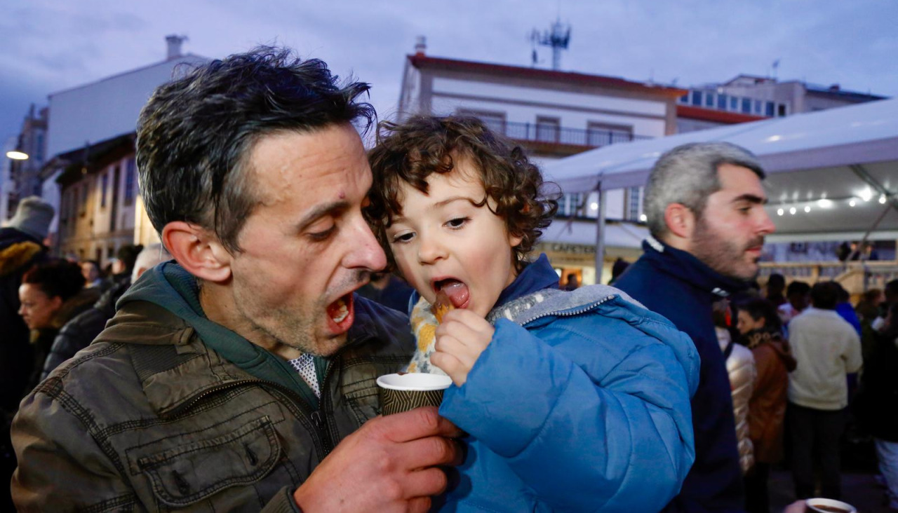 Padre e hijo disfrutando de los churros con chocolate en San Xulián