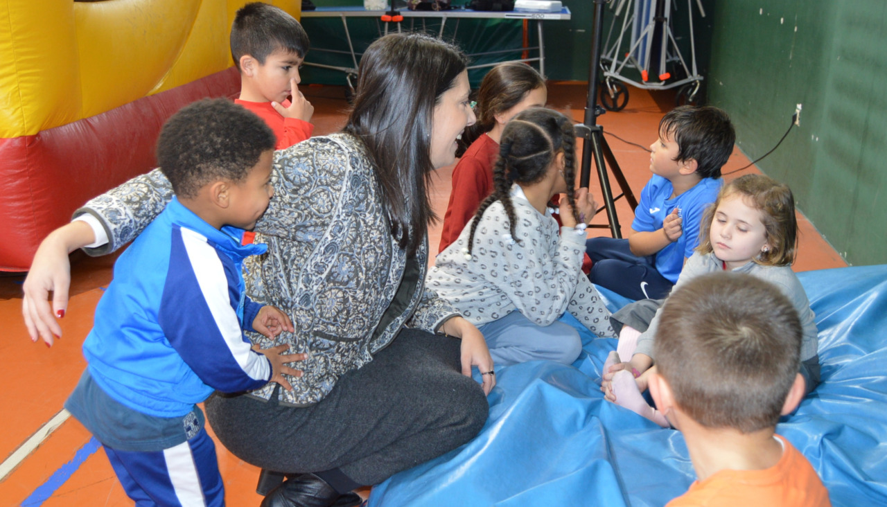 La alcaldesa de Ribeira compartió unos momentos con los participantes en el taller Ribeira Concilia en su festival de clausura