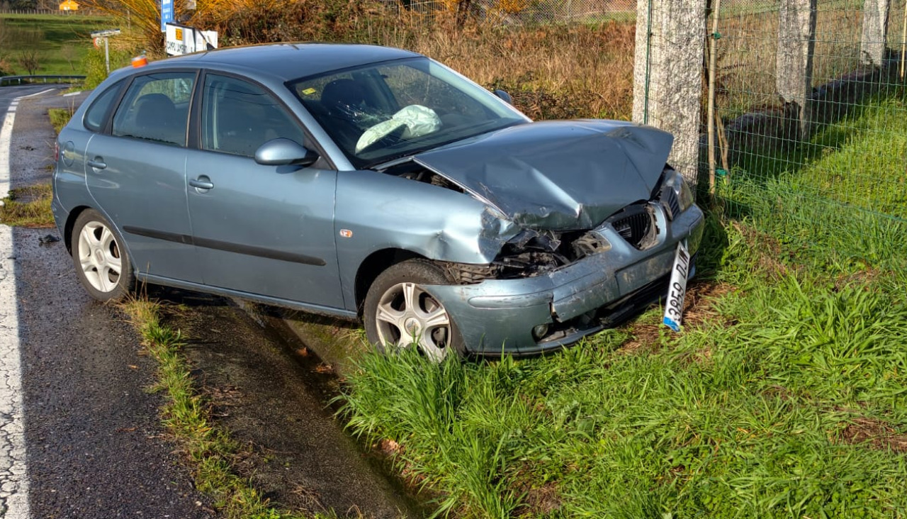 Uno de los turismo que colisionó en la EP-0018 en Moraña