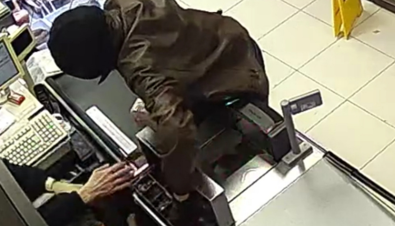 Una cajera del supermercado 'Merca Más' de Rianxo trató de cerrar la caja para tratar de evitar que el ladrón se llevase el dinero