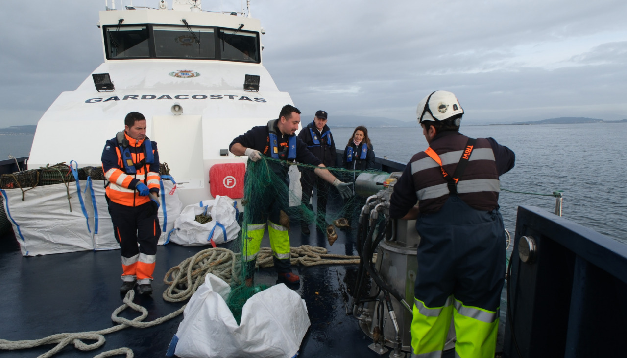 La conselleira do Mar, Marta Villaverde, estuvo en el barco de Gardacostas que salió del muelle de O Ramal