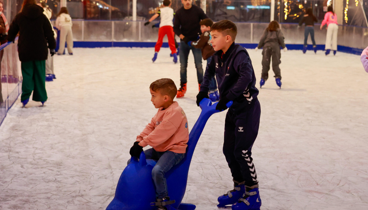 Dos niños disfrutando de la pista de hielo en Sanxenxo