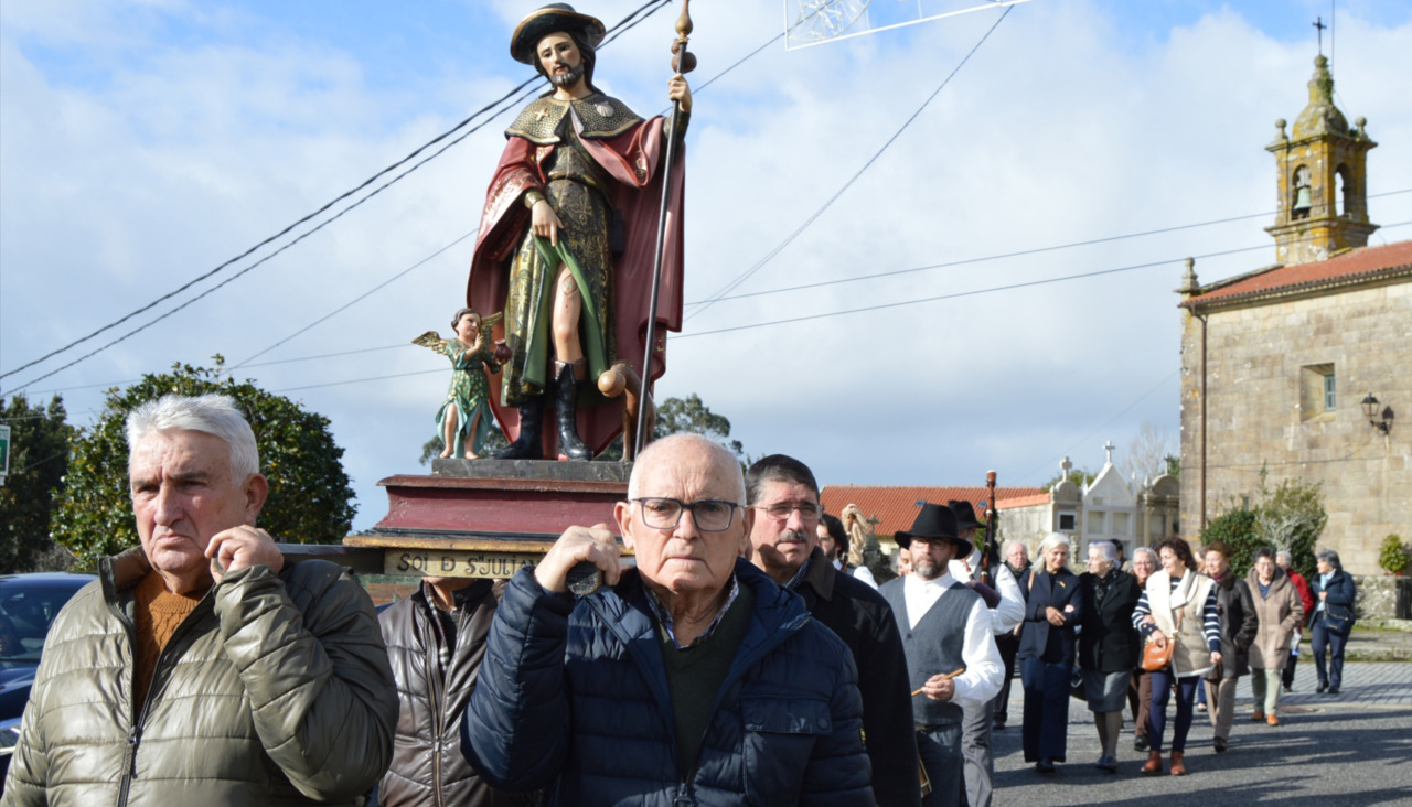 La procesión con la imagen de San Roque salió después de oficiarse una misa solemne cantada en su honor