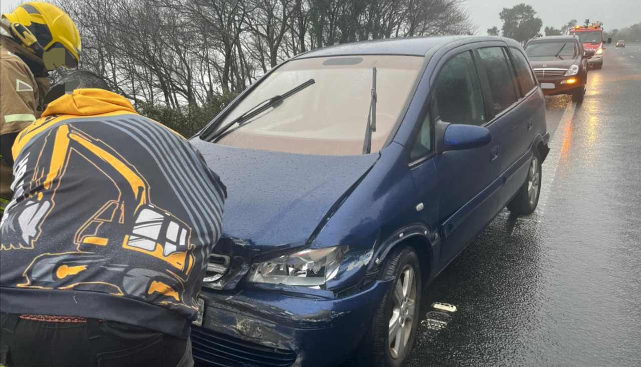 Un Opel Zafira se salió de la vía por el margen derecho de la calzada en dirección hacia Padrón de la AG-11 e impactó contra el guardarrail