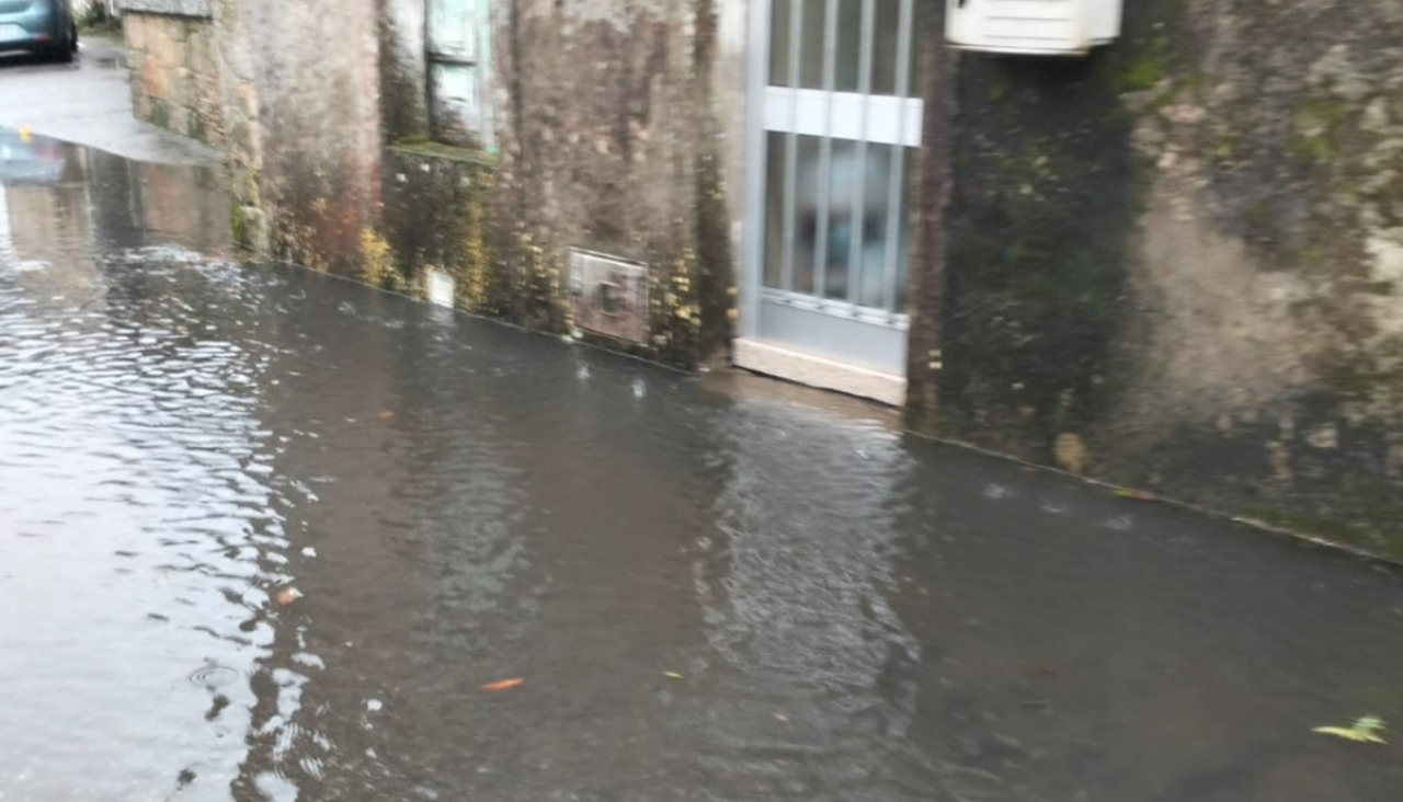 La red de pluviales se ve desbordada y se inunda la carretera en la aldea de San