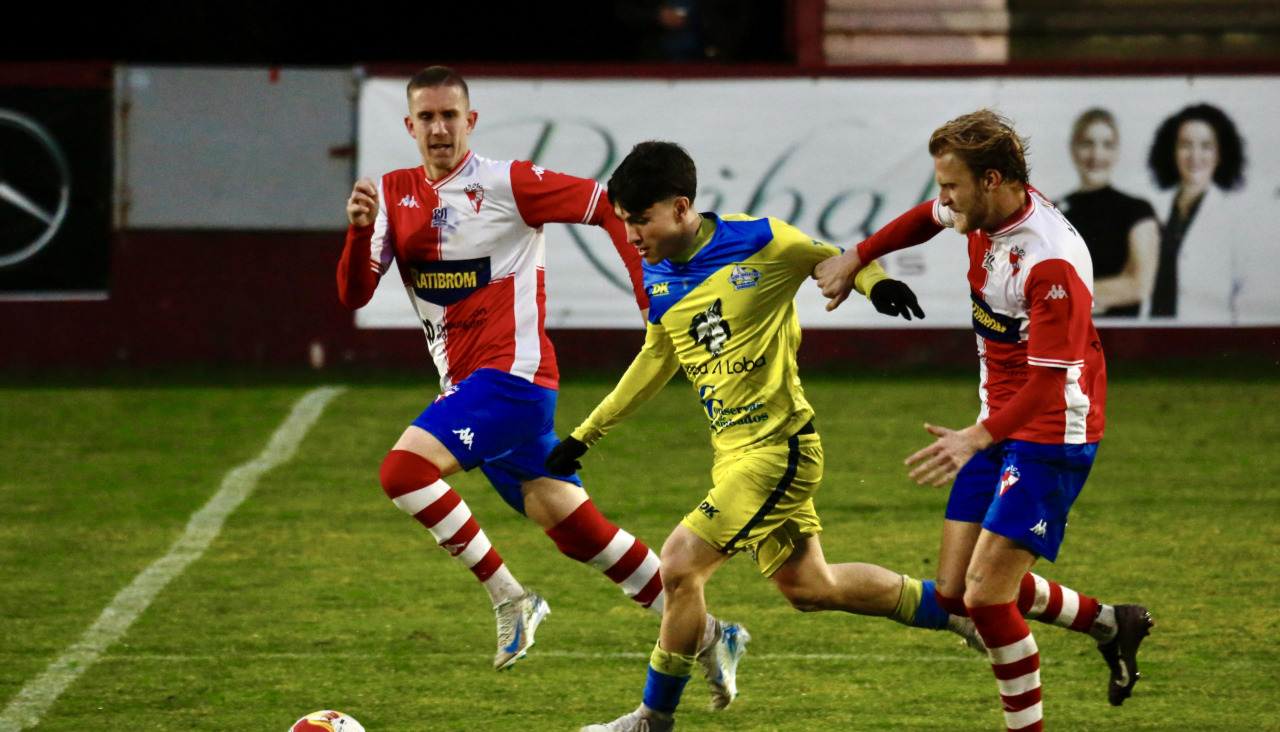 Noel conduce un balón en A Lomba