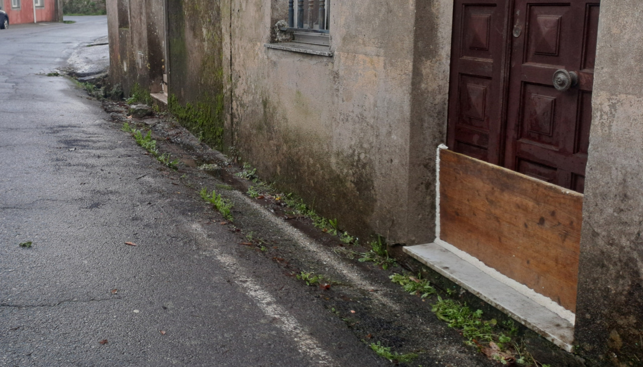 Algunos vecinos de San se han visto obligados a tapiar parcialmente las entradas de sus viviendas con la finalidad de evitar que el agua vuelva a entrarles