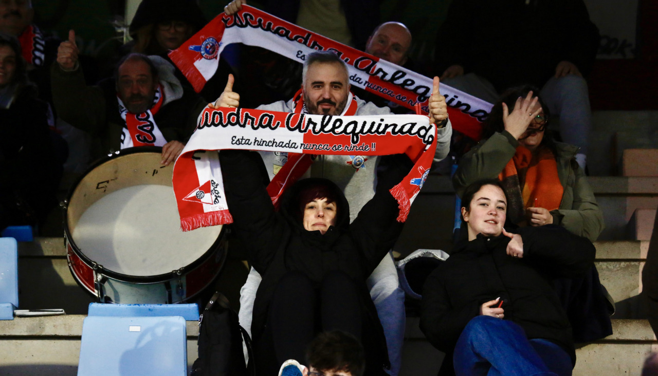 Los aficionados durante el derbi