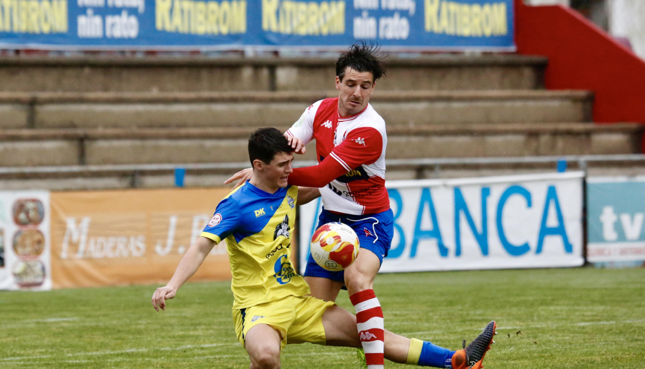 Álex Rey en una disputa de balón