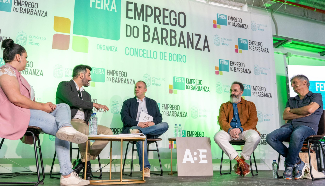 Los responsables de la patronal boirense destacan la organización de una mesa redonda sobre empleo y emprendimiento en la Feira de Emprego de Boiro