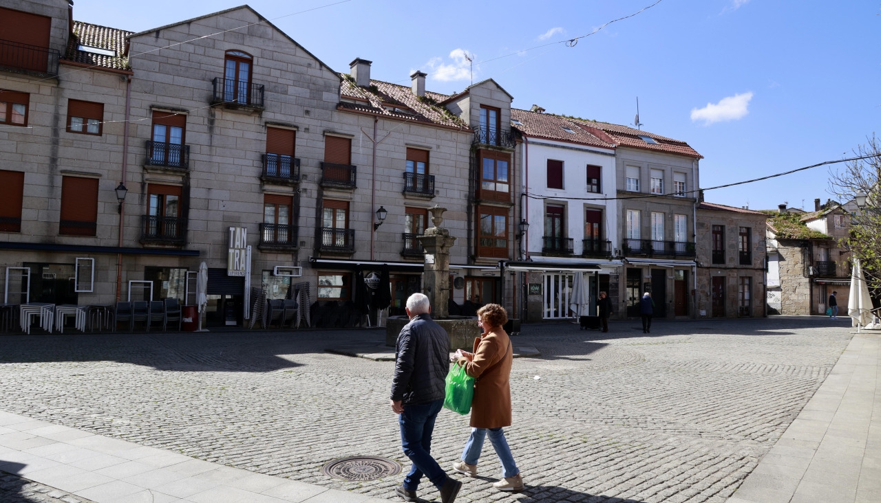 Vistas generales de la plaza de O Castro