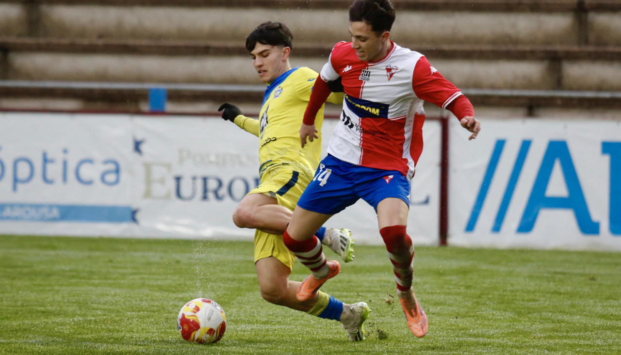 El Arosa vio como jugadores de la cantera que se descartaron brillaron en el Cambados