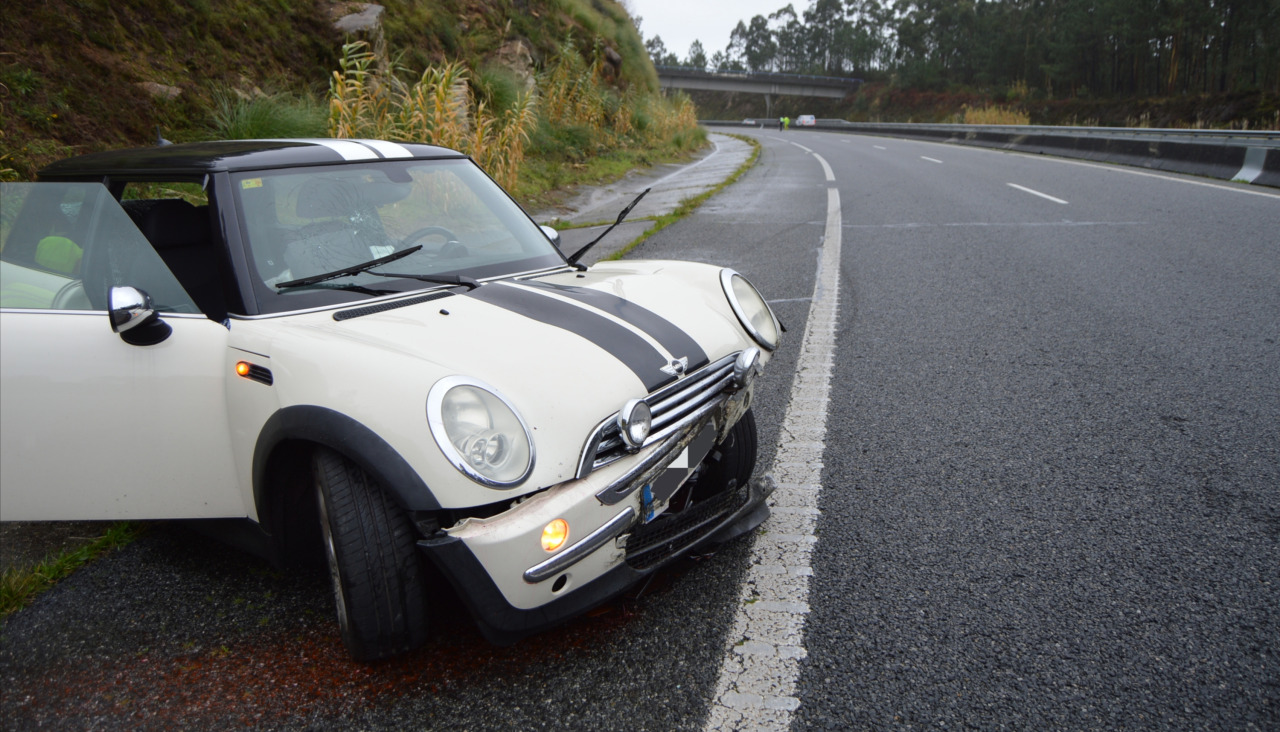 Un Mini se salió de la vía en el kilómetro 37 de la AG-11, en Palmeira, chocó contra la mediana de hormigón y salió despedido hacia el margen derecho, quedando parado fuera de los carriles de circulación