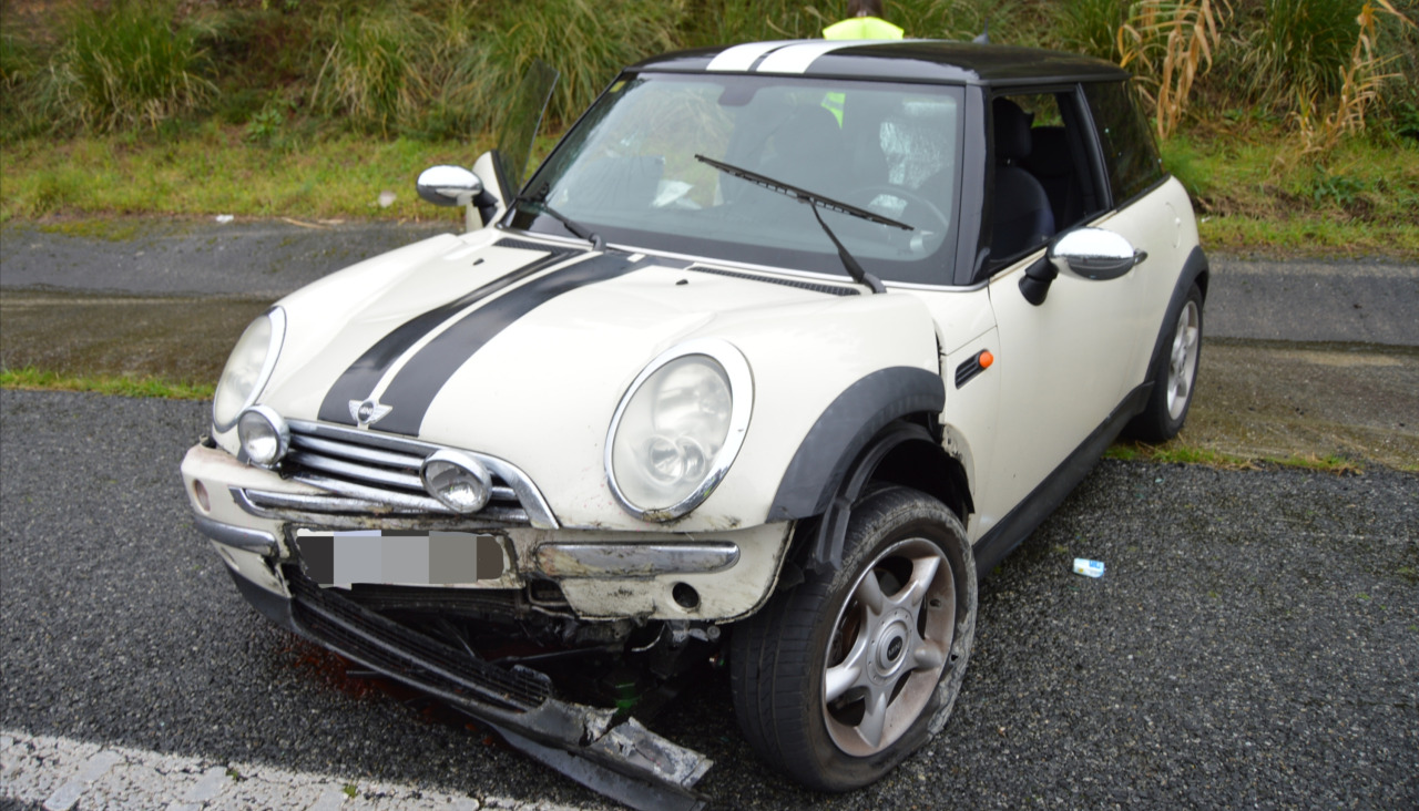 Un Mini se salió de la vía en el kilómetro 37 de la AG-11, chocó contra la mediana de hormigón, salió despedido hacia el margen derecho y quedó parado fuera de los carriles de circulación