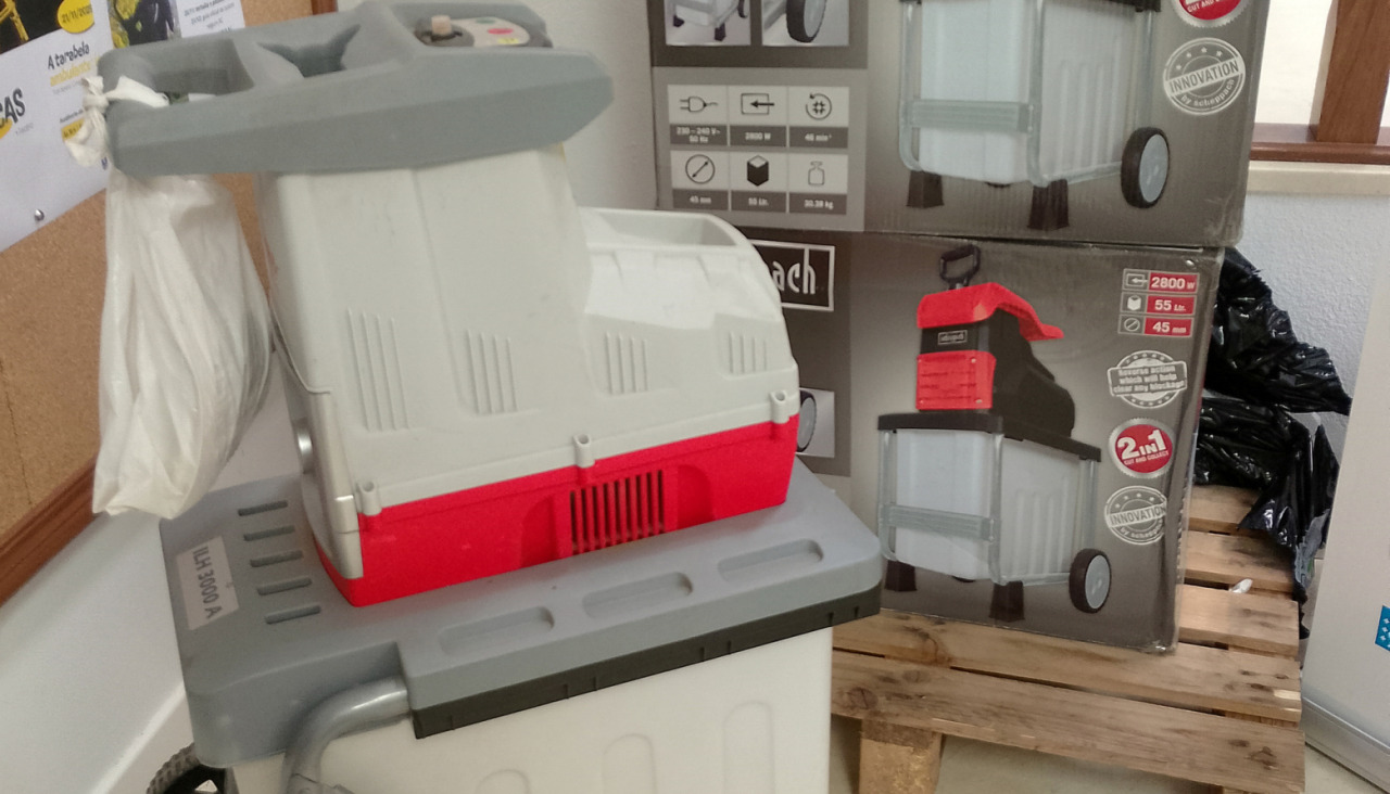 Las máquinas trituradoras de restos vegetales que presta el Concello