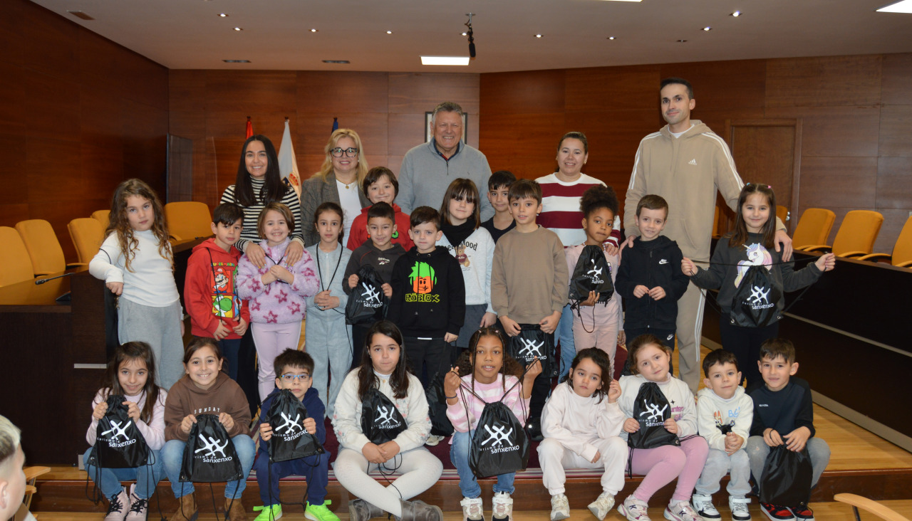 Un momento de la visita de los escolares al Concello