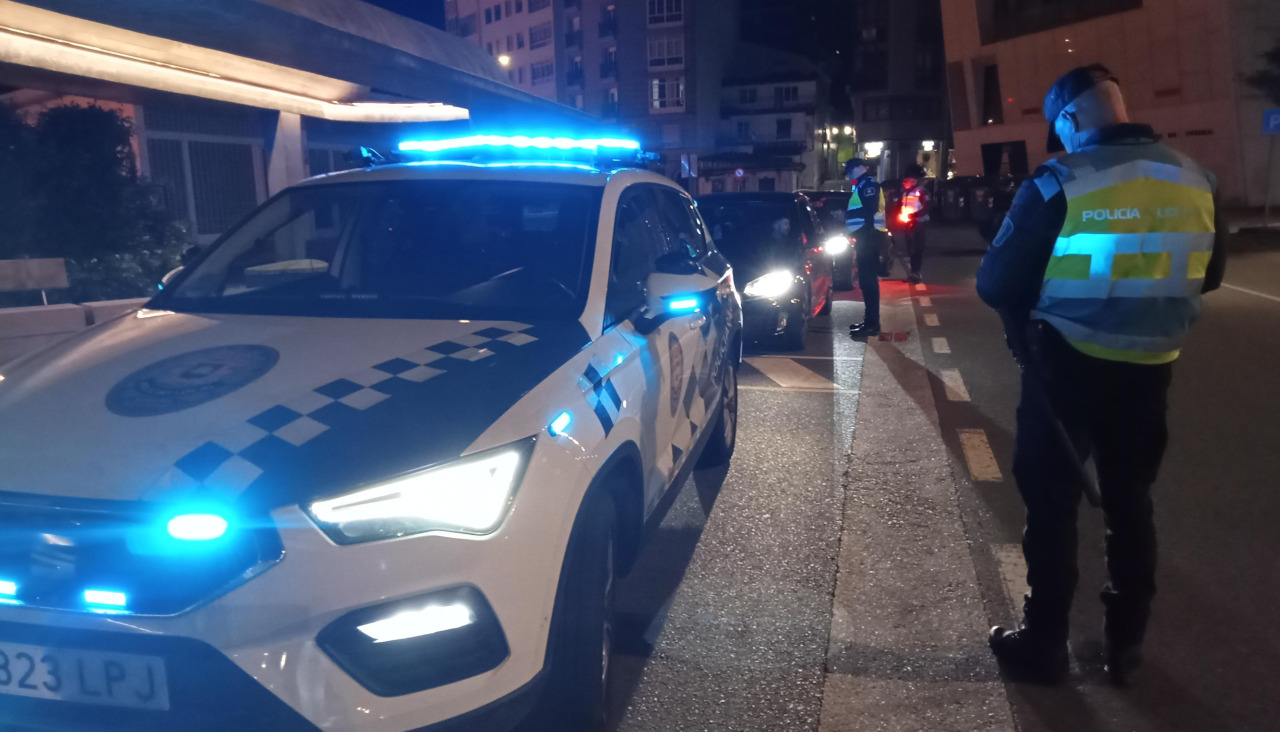Imagen de archivo de un control de alcohol y drogas realizado por la Policía Local de Ribeira