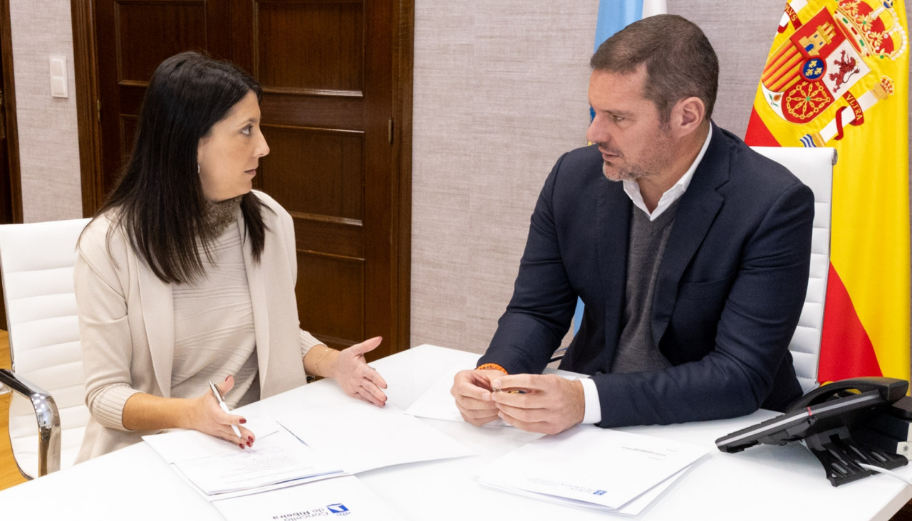 La alcaldesa de Ribeira, María Sampedro, mantuvo en Santiago una reunión de trabajo con el conselleiro de Cultura, José López Campos
