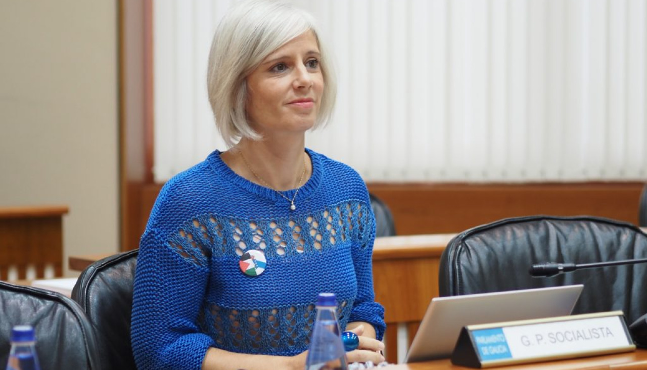 La parlamentaria socialista Patricia Iglesias denuncia que el nuevo plan de transporte público ignora las alegaciones presentadas por la ciudadanía de Rianxo