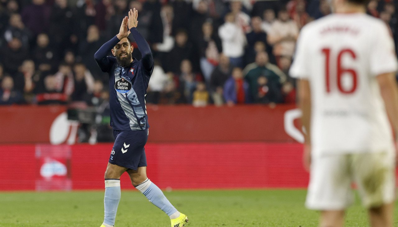 Borja Iglesias durante el partido en Sevilla