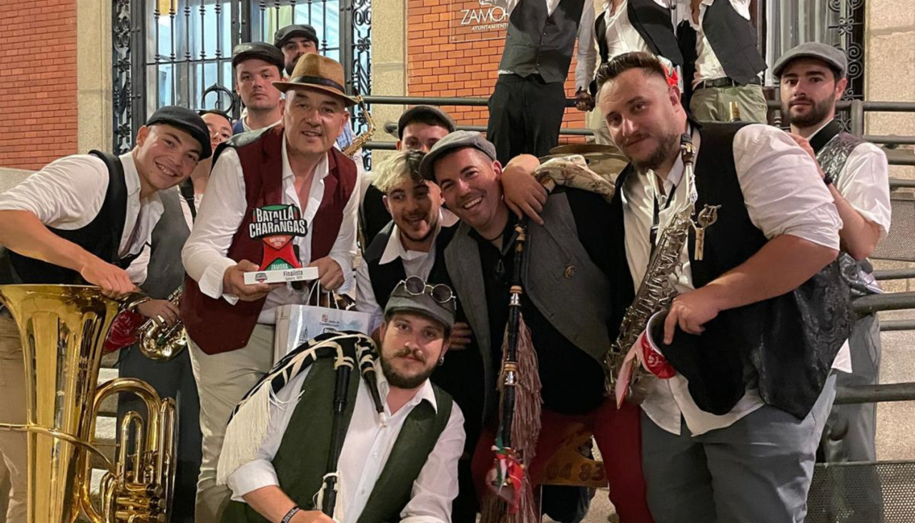 A la propuesta musical se suma una estética muy cuidada, con vestimenta tradicional