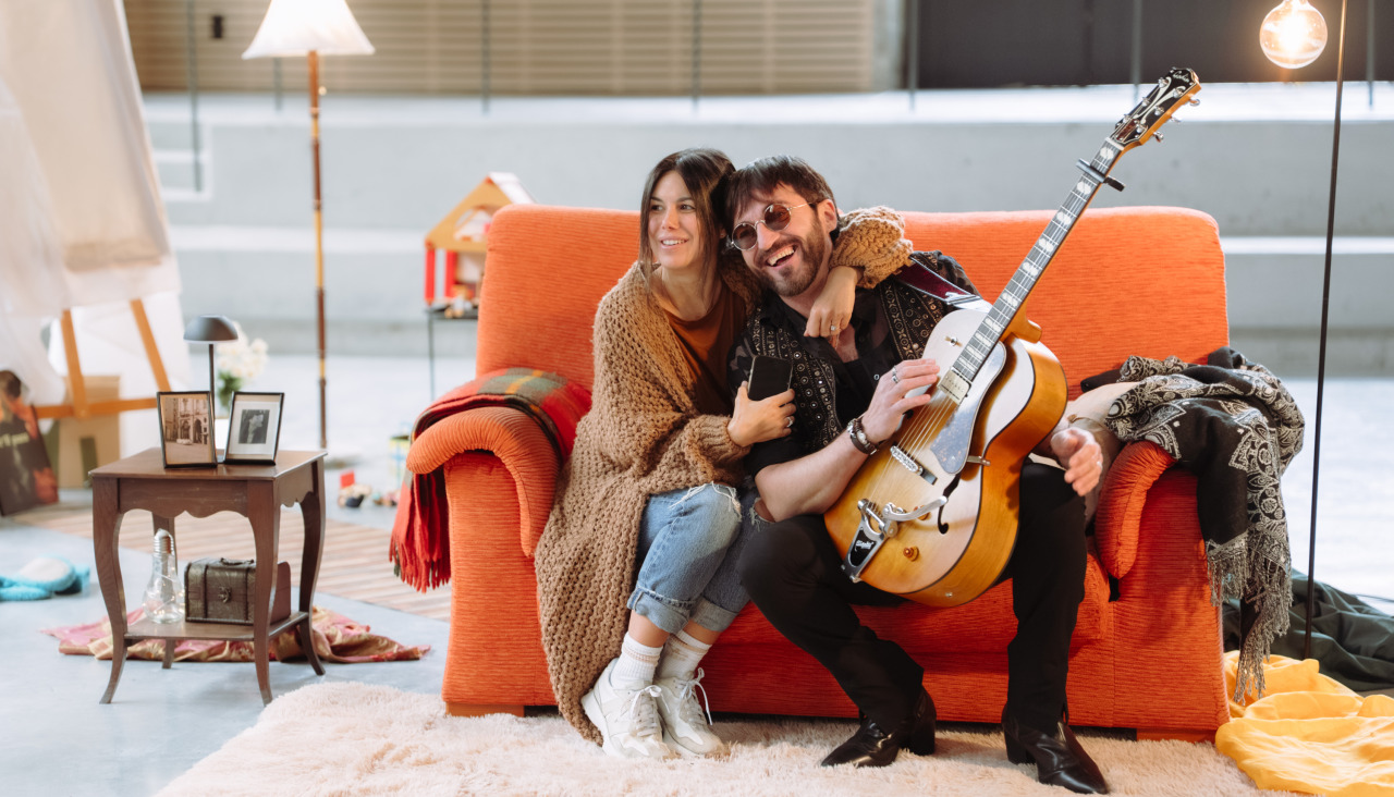 Maneiro, junto a su amiga Susana Rocha en una imagen del videoclip, afirma que está recibiendo un apoyo “incrible'