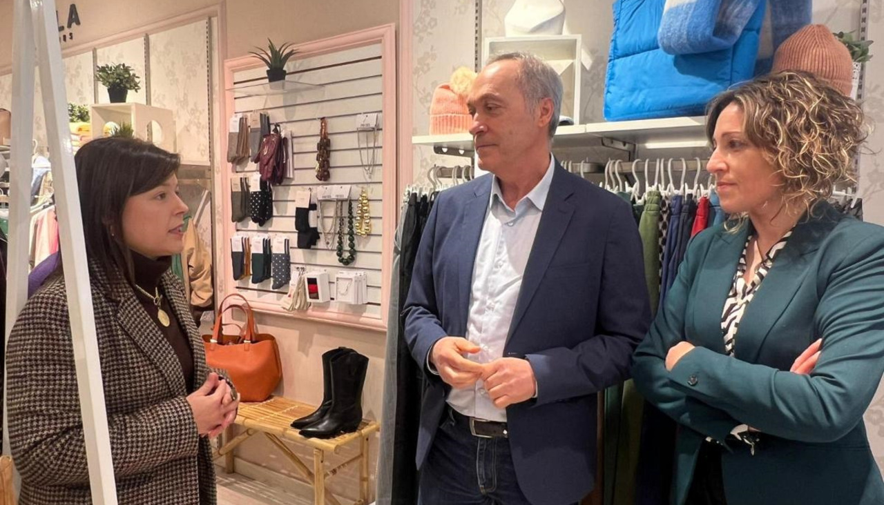 El delegado territorial de la Xunta junto a la portavoz del PP en Cuntis