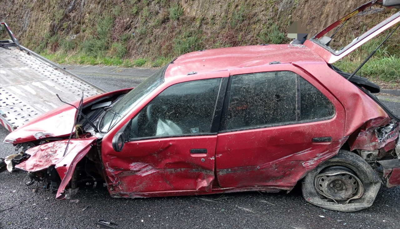 Un Peugeot 306 sufrió cuantiosos daños tras salirse de la vía, impactar contra el terraplén y ser golpeado por un Mercedes Clase C tras regresar a la calzadaChechu Río